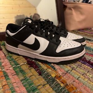 Nike Men's Black and White Low-Top Sneakers